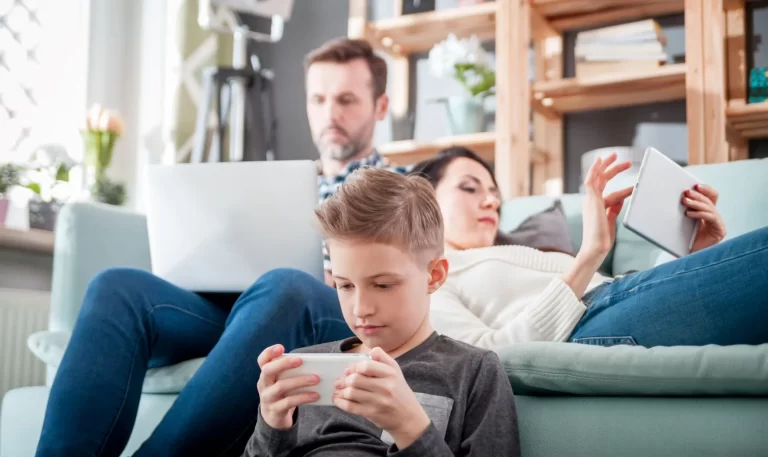 Screen Time Control App Can Improve Family Dynamics